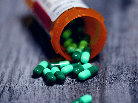 С небольшими капсулами, таблетками и гранулами, наполненными жидкостью или маслом.